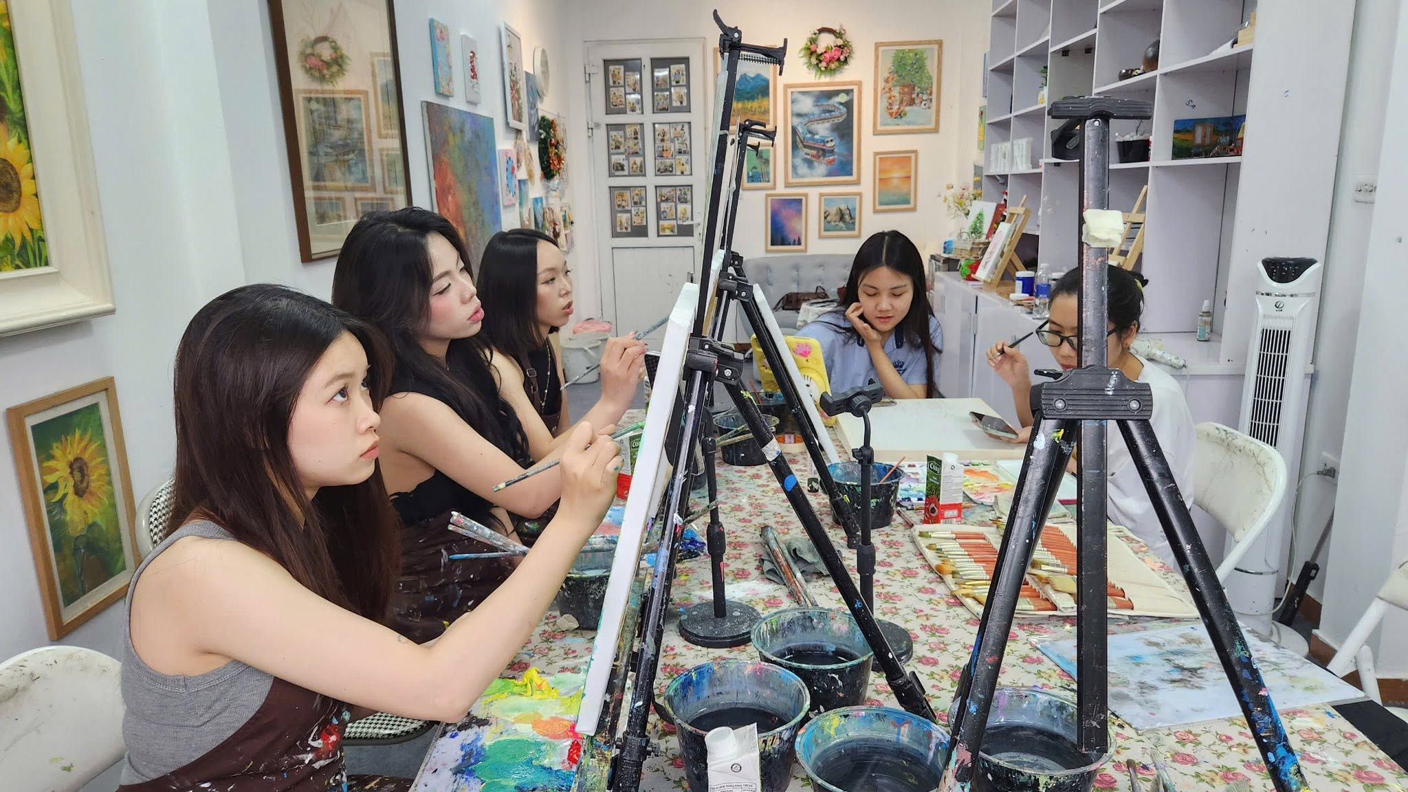Sáng tạo không giới hạn tại buổi workshop vẽ tranh